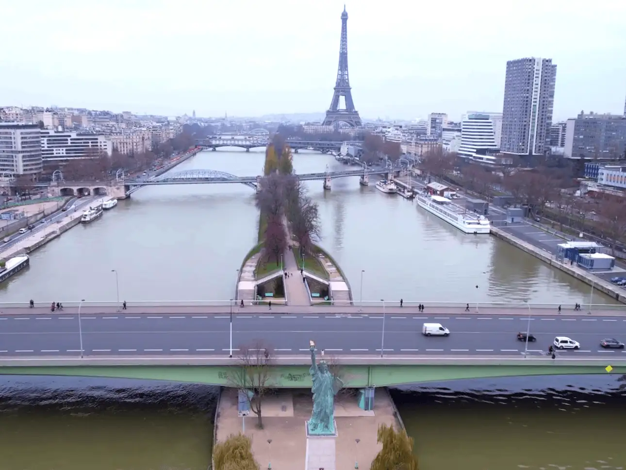 Estatua de la Libertad de París y Torre Eiffel al fondo