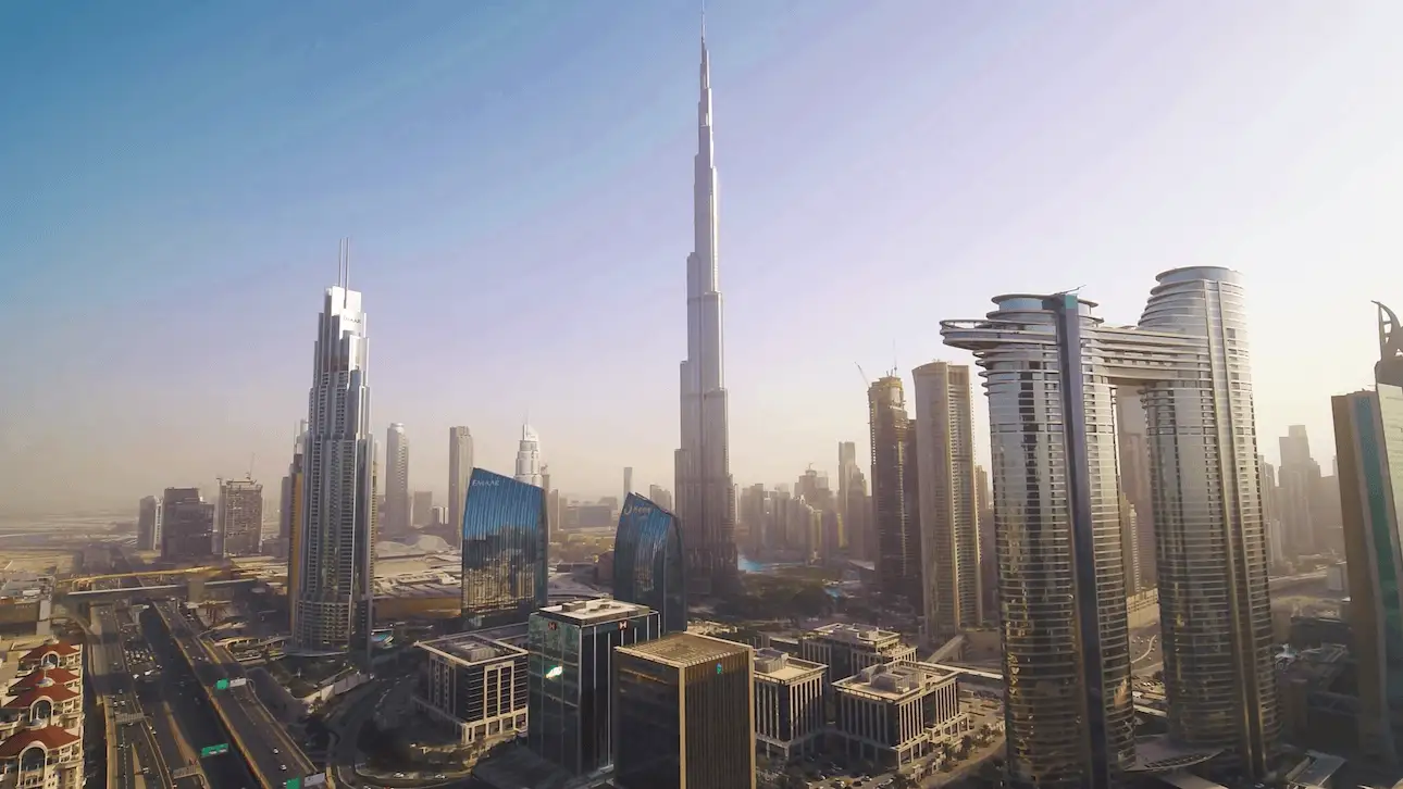 Vista lejana del Burj Khalifa en Dubái