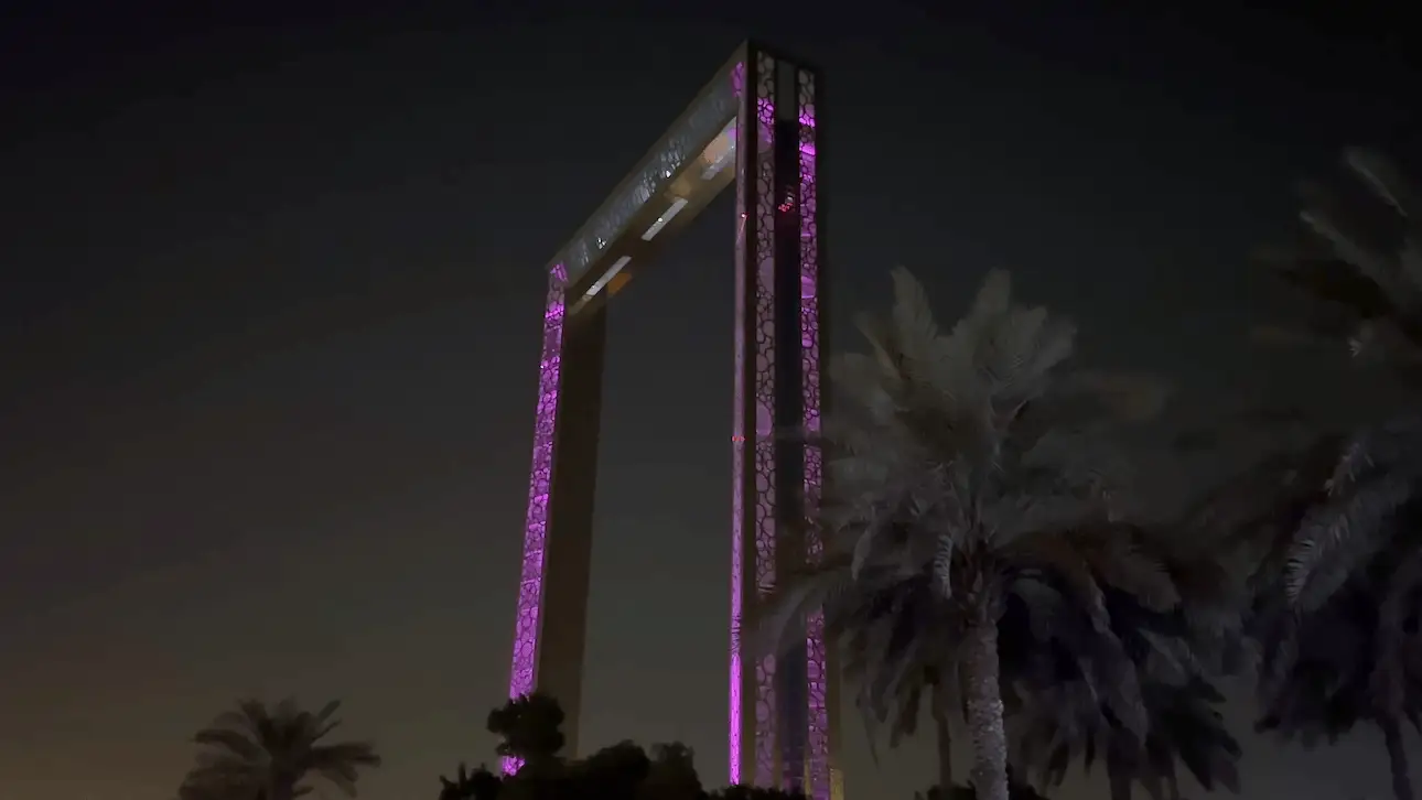 Dubai Frame iluminado en color violeta por la noche