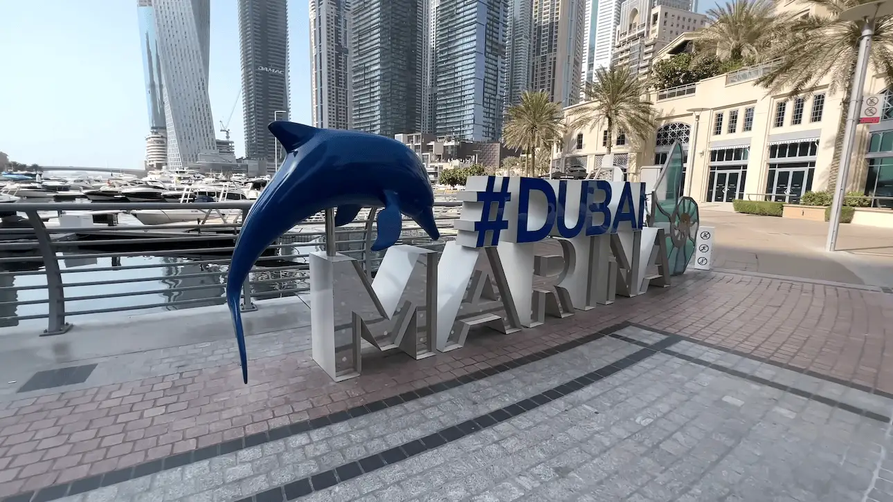 Señal y emblema de la Dubai Marina con un delfín