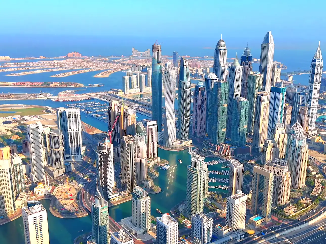 Vista aérea de la Dubai Marina con el Palm Jumeirah al fondo