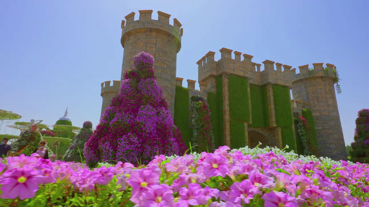 Castillo decorado con flores en el Miracle Garden de Dubái