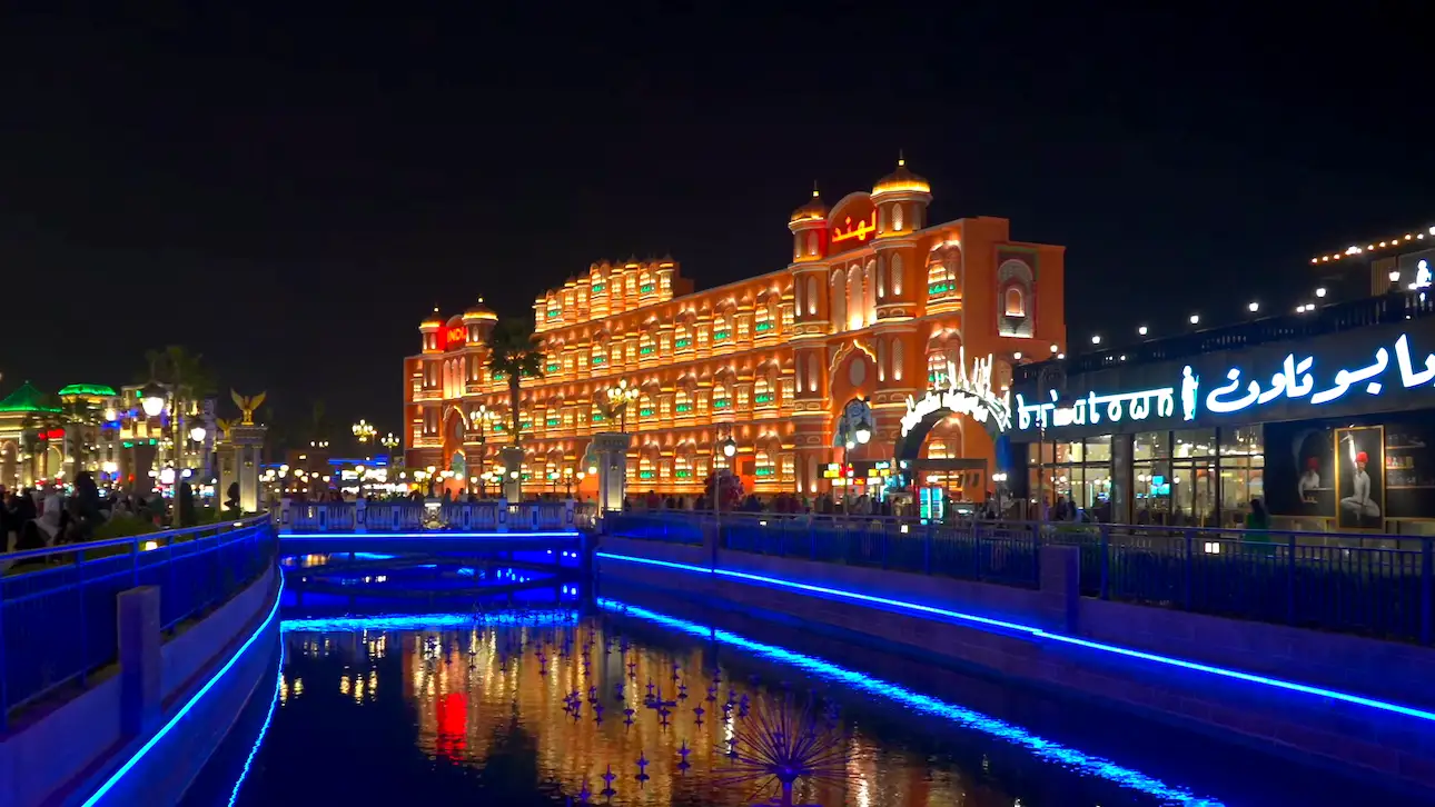 Vista nocturna del Global Village