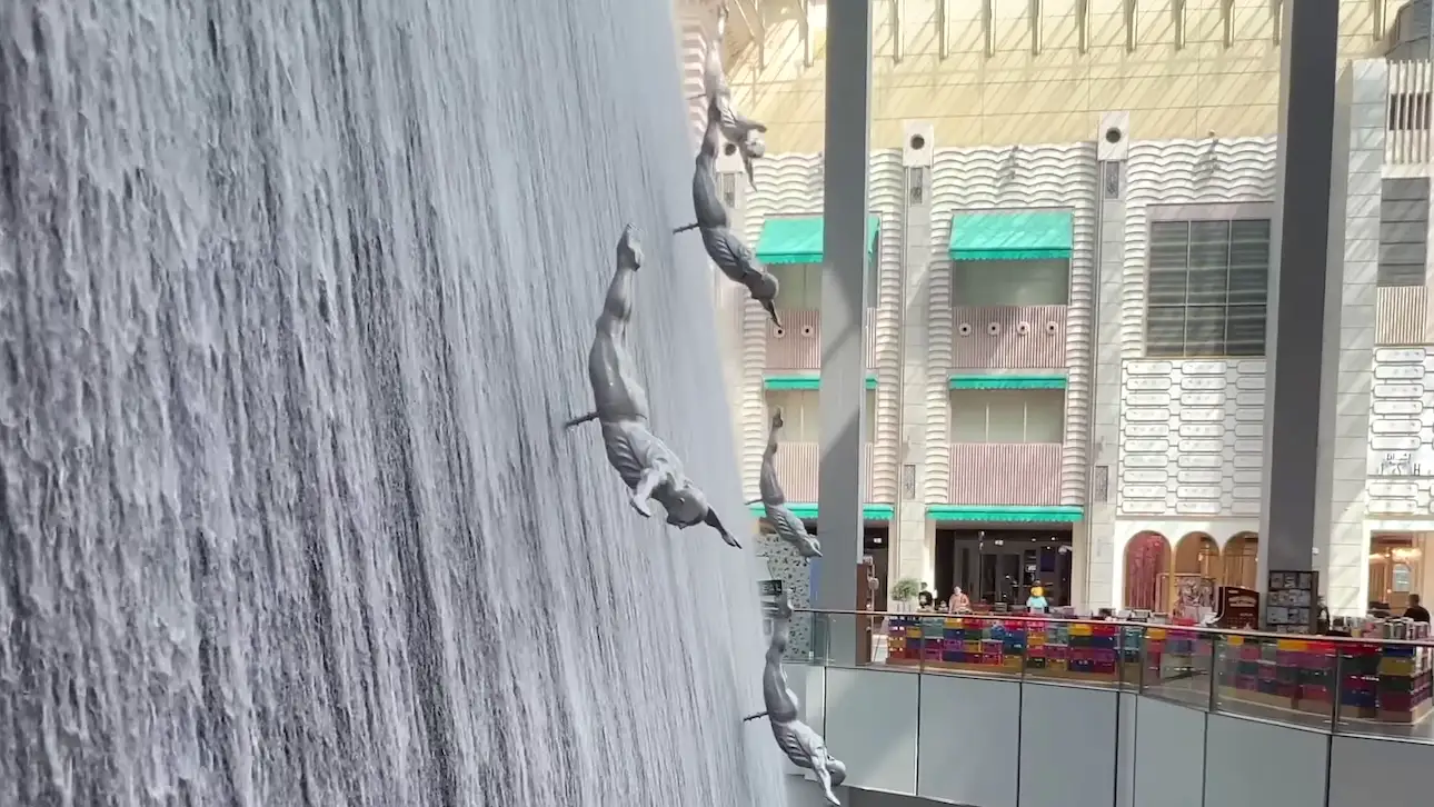 Cascada con esculturas en el Dubai Mall