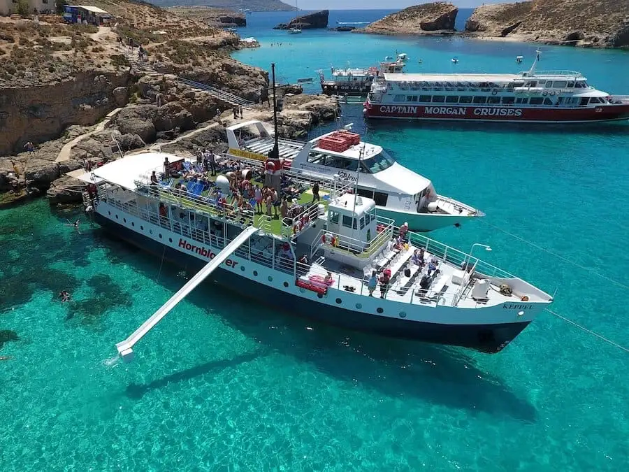 Bateau avec toboggan au Lagon Bleu