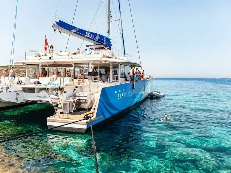 Catamaran dans le blue lagoon avec ses vacanciers