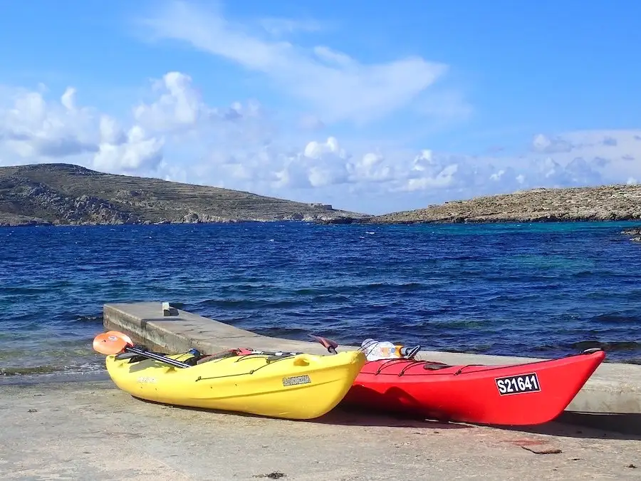 Deux kayak face à la mer de Comino