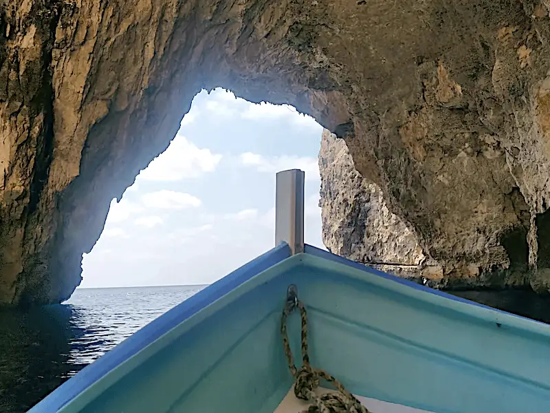 Proue d'un bateau sortant de la Blue Grotto à Malte