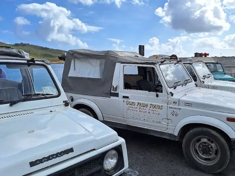 Plusieurs jeeps sur le front de mer de Gozo