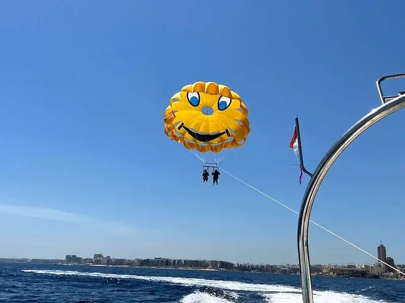 Parachute ascensionnel en forme de smiley à 40 mètres de haut