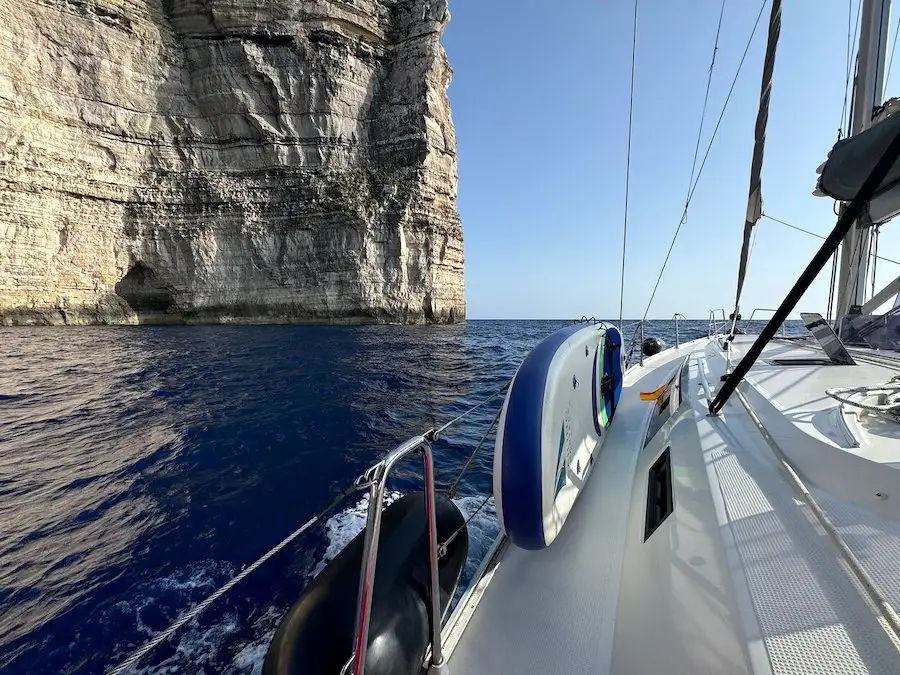 Bateau à voile le long des falaises de Dingli