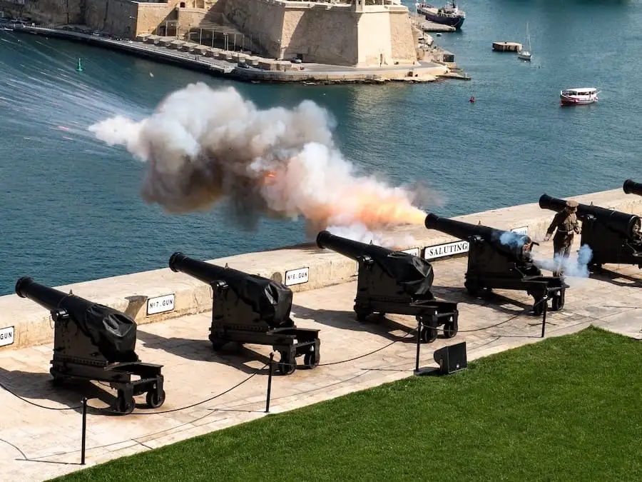 Tir de canons sur le port de La Valette