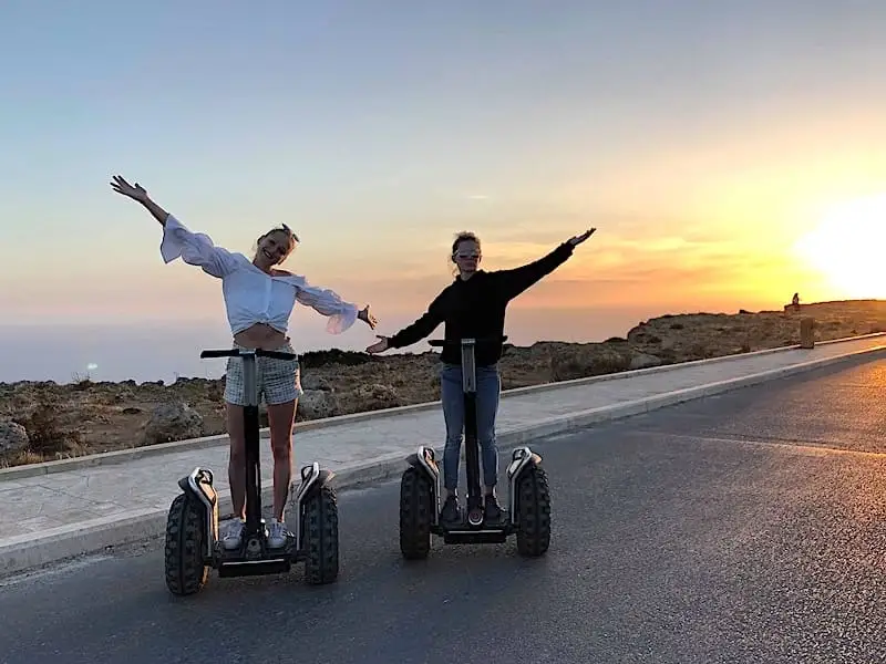 Deux jeunes femmes sur des segways devant les falaises de Dingli