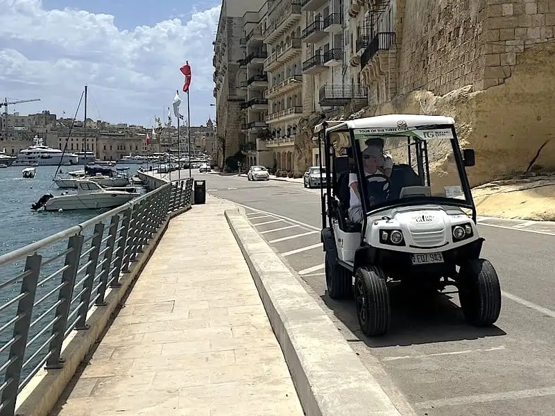 Petite voiture électrique sous les remparts de Senglea