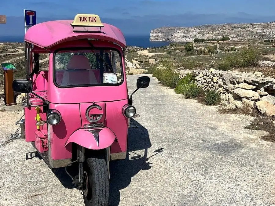 Tuktuk rose face à la mer Gozo