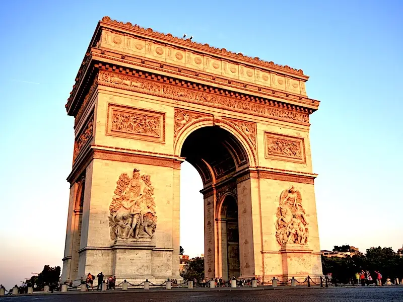 Arco de Triunfo de París bajo la puesta de sol