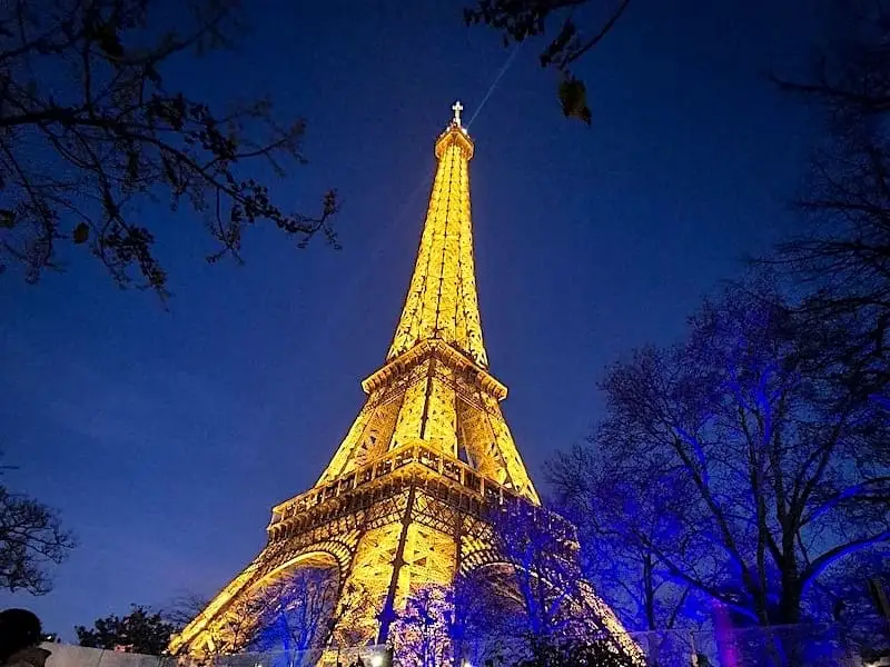 Torre Eiffel de París iluminada en amarillo de noche