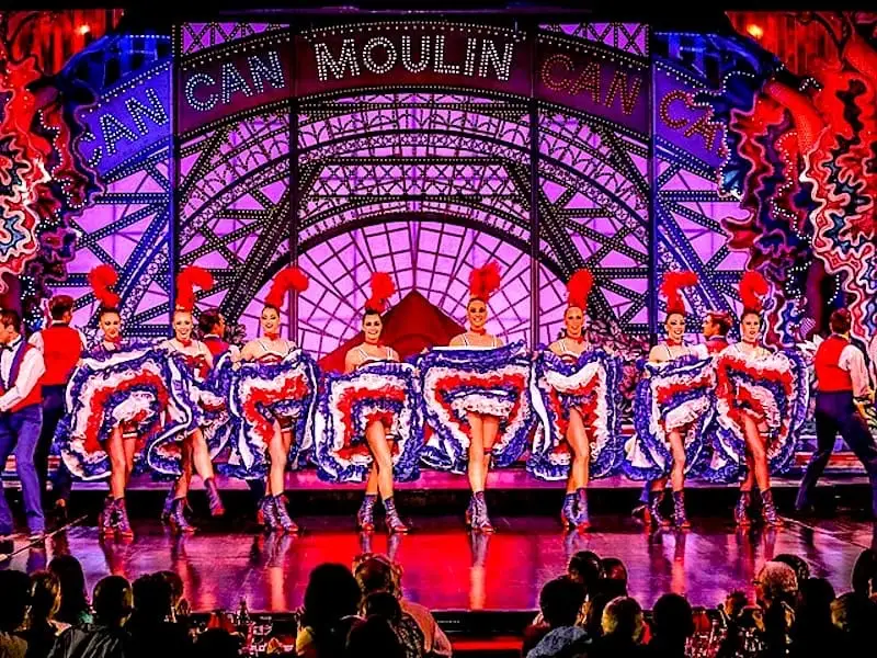 Bailarinas del French Cancan en el Moulin Rouge de París