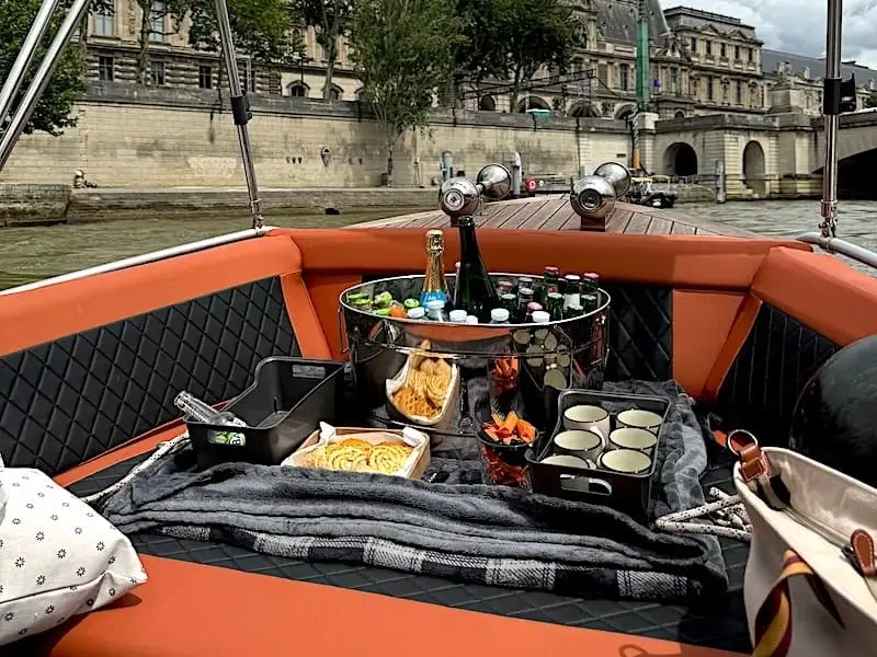 Barco privado con cesta de picnic en el Sena