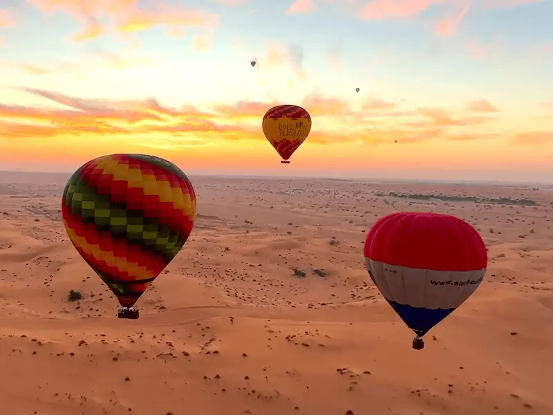 Globos aerostáticos sobrevolando el desierto de Dubái