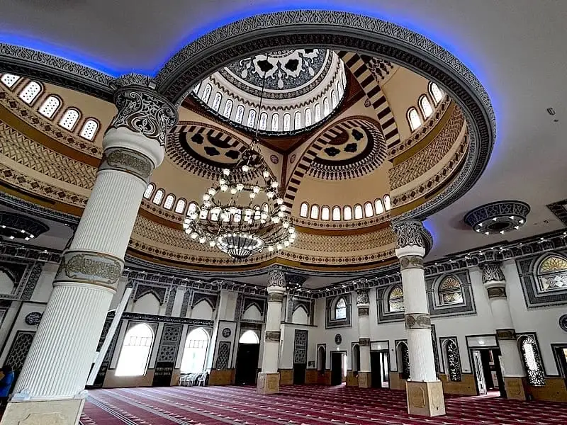 Interior de la Mezquita Azul Al Farooq de Dubái