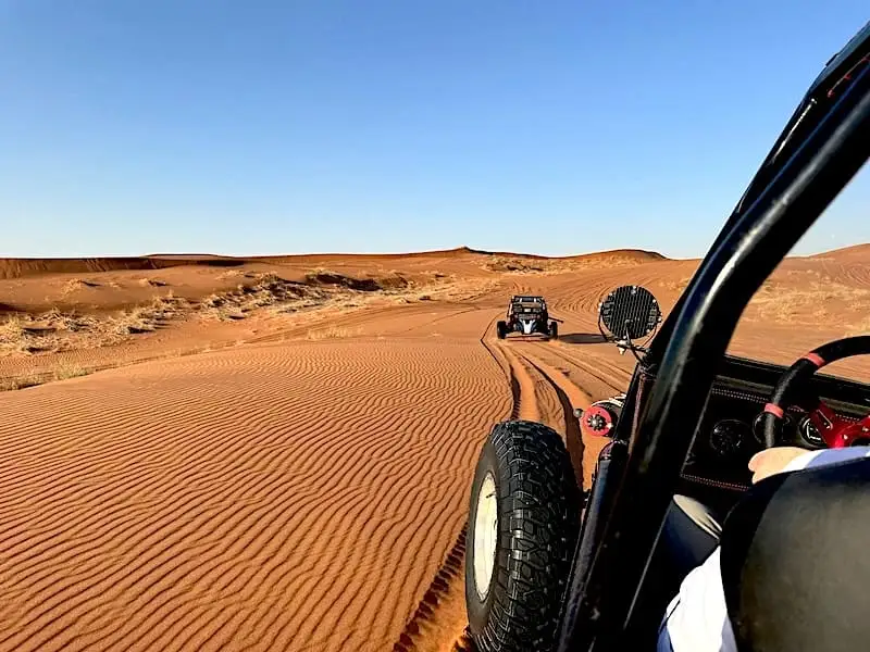 Dos buggys en las dunas rojas de Dubái