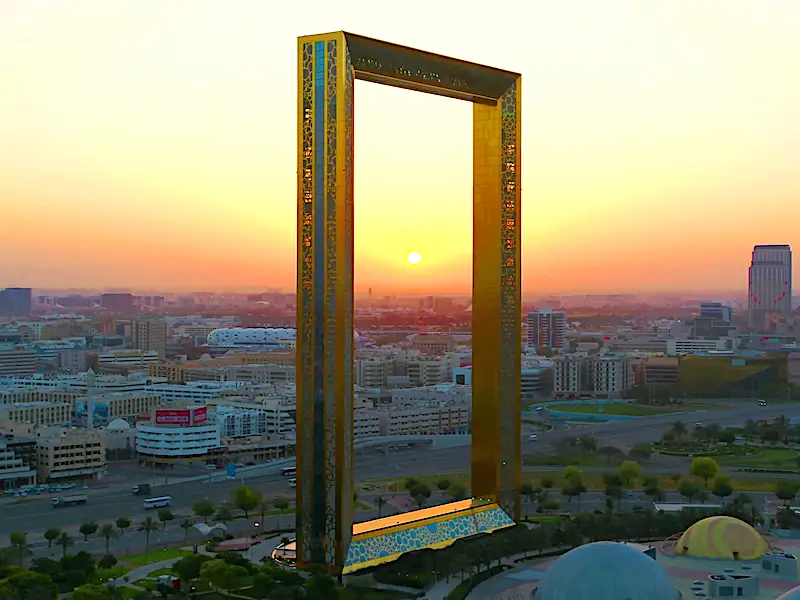 Vista aérea del marco dorado del Dubai Frame