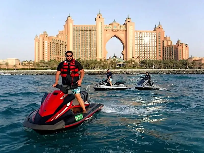 Tres motos acuáticas en Dubái frente al hotel Atlantis