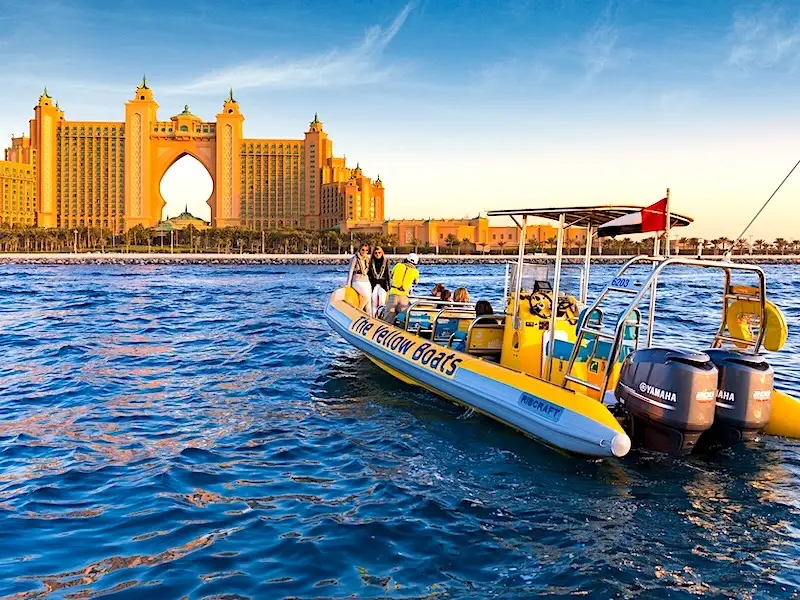 Speed boat amarillo frente al Atlantis The Palm