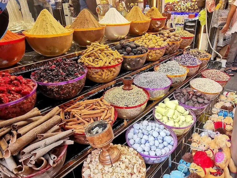 Puestos de especias en el mercado de Dubái