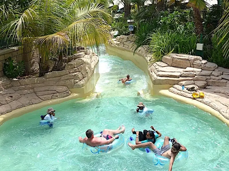 Familia en flotadores en el parque acuático de Dubái