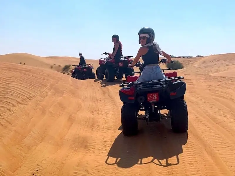 Fila de quads en el desierto de Dubái