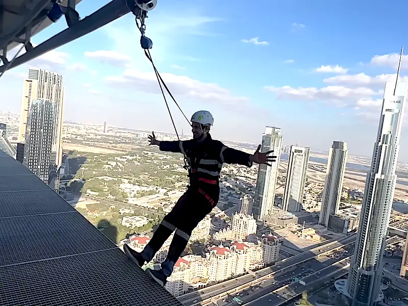 Hombre suspendido en el vacío en el Sky Views Observatory