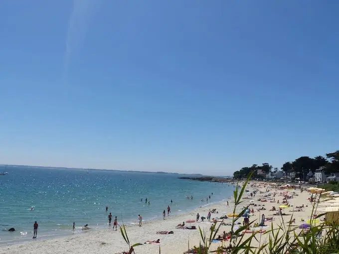 View of Légenèse Beach in Carnac from the left