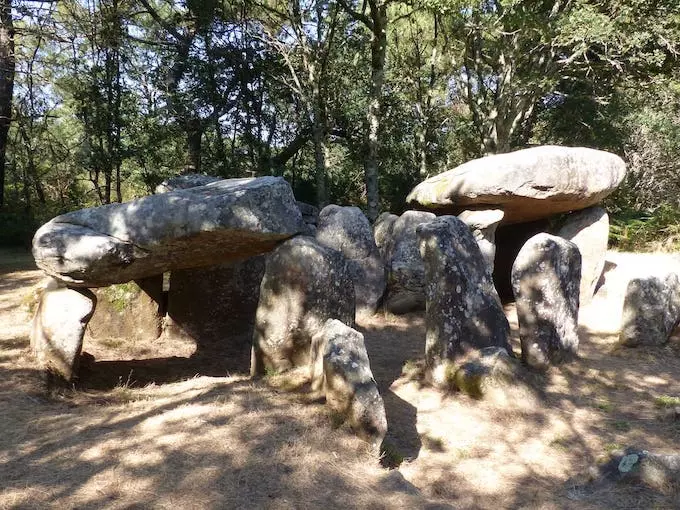 Vue sur l'un des dolmens impressionnants de Kériaval à Carnac
