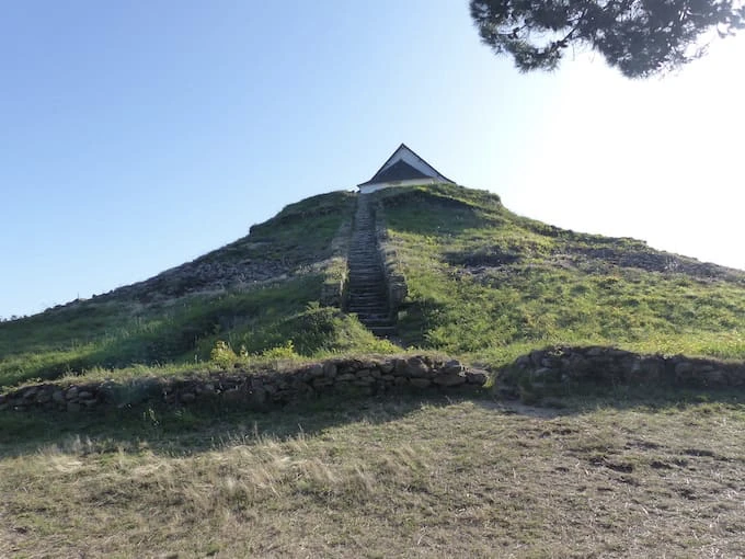 Carnac tumulus mound