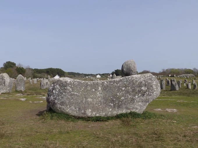 Very large table-shaped menhir