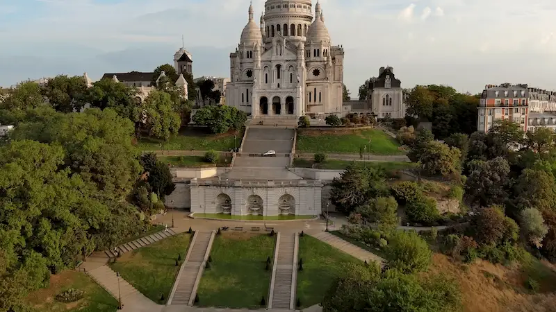 Basilica of the Sacré-Cœur Basilica of the Sacré-Cœur in Montmartre with greenery